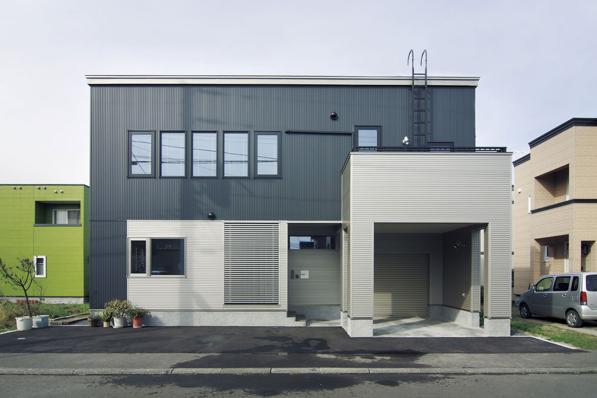 玄関 ガレージ カーポートが繋がる家 注文住宅は札幌のエストホーム 新築一戸建てが得意な工務店